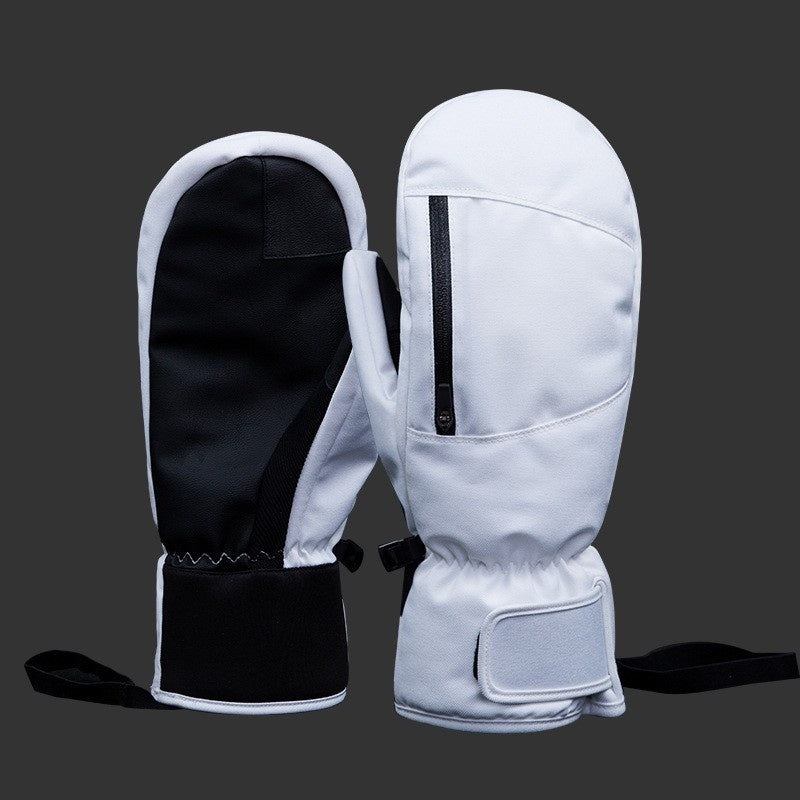Blanc (se pointant du doigt) / L