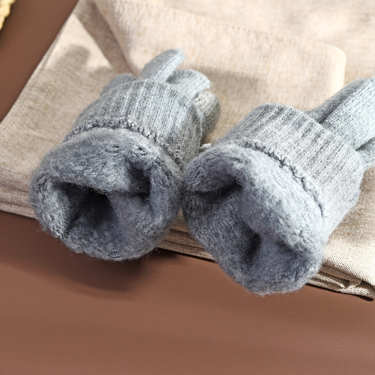 Gants tactiles en maille torsadée à étiquette cousue às rennes