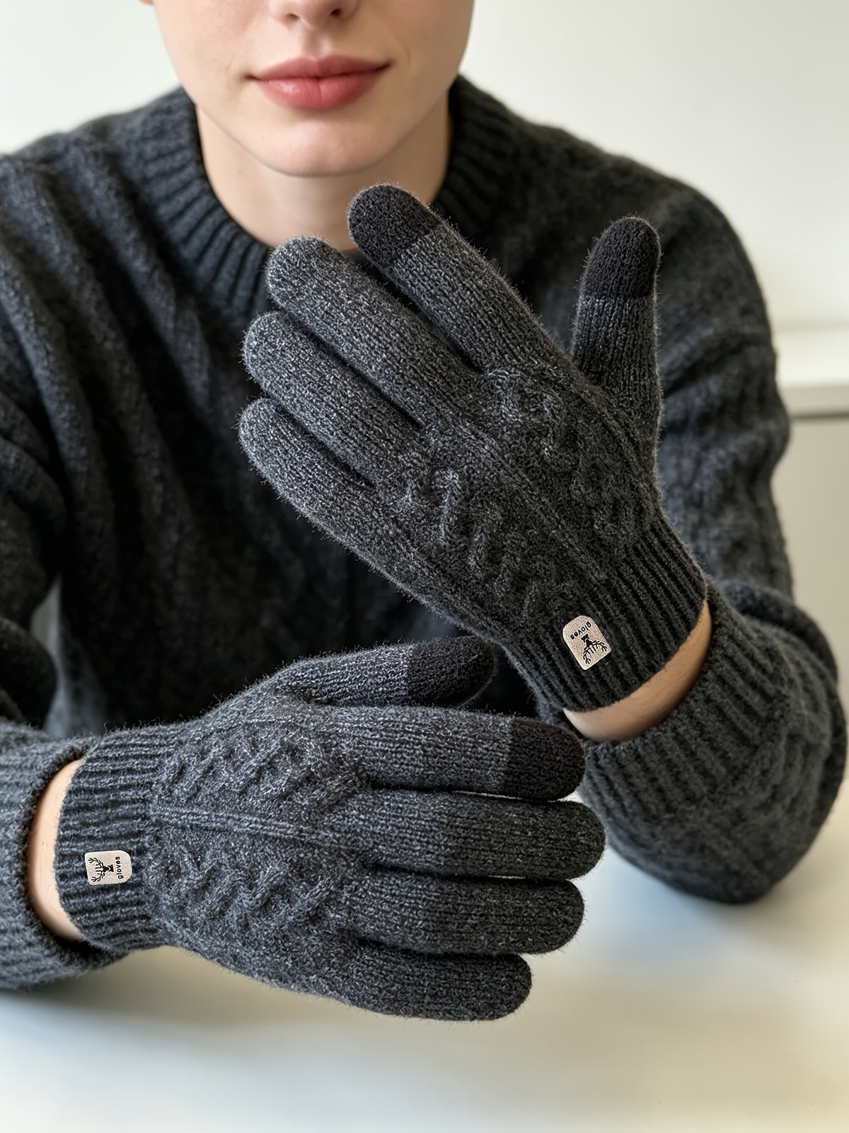 Gants tactiles en maille torsadée à étiquette cousue às rennes