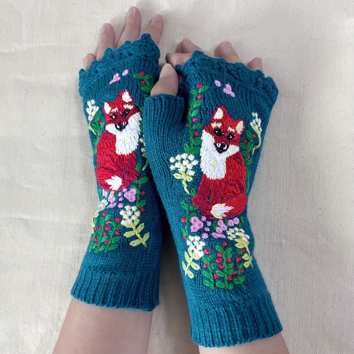 Mitaines brodées à motif fleuri en maille