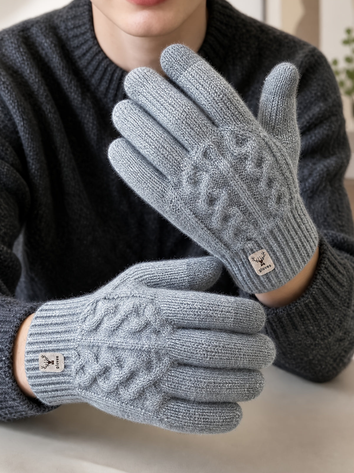 Gants tactiles en maille torsadée à étiquette cousue às rennes