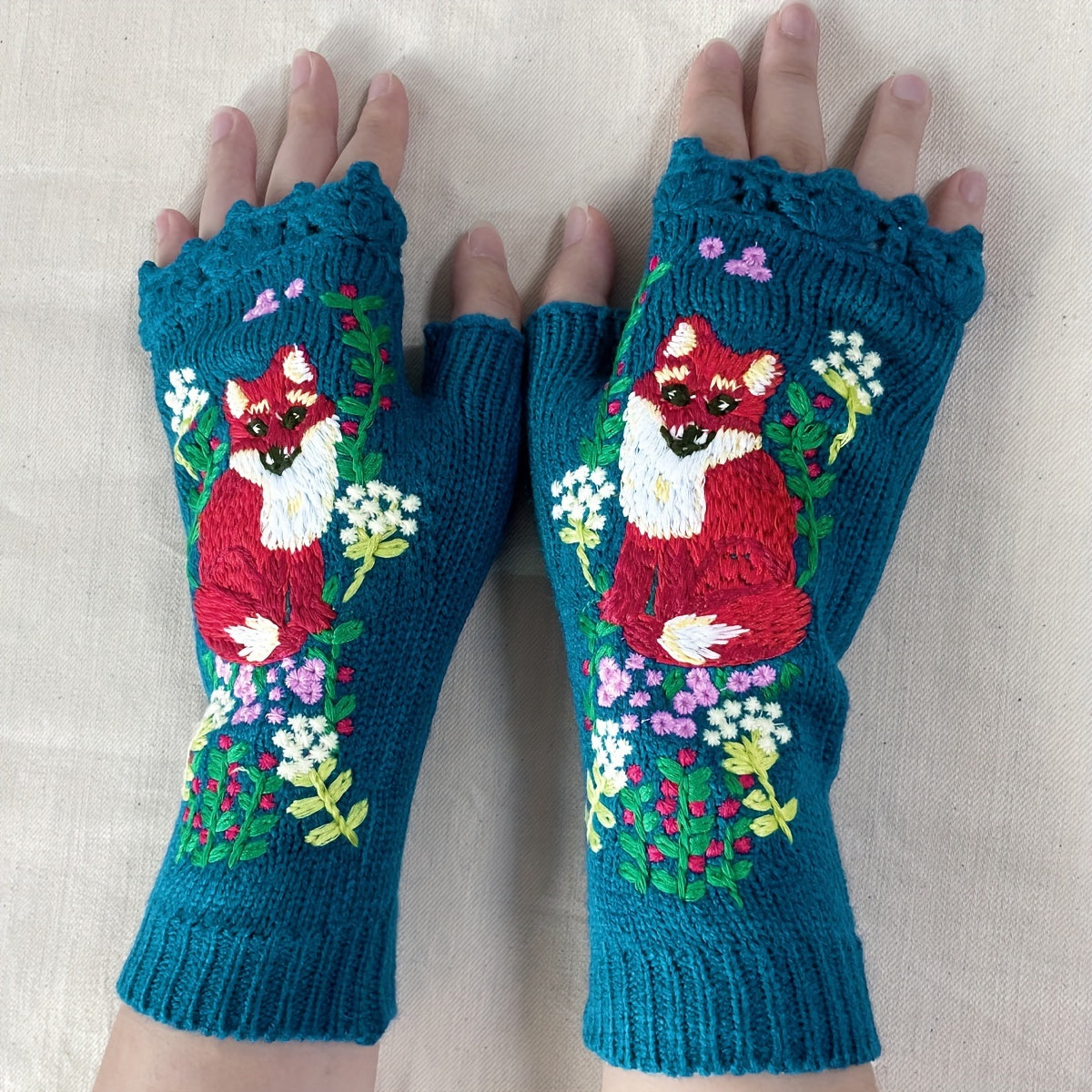 Mitaines brodées à motif fleuri en maille